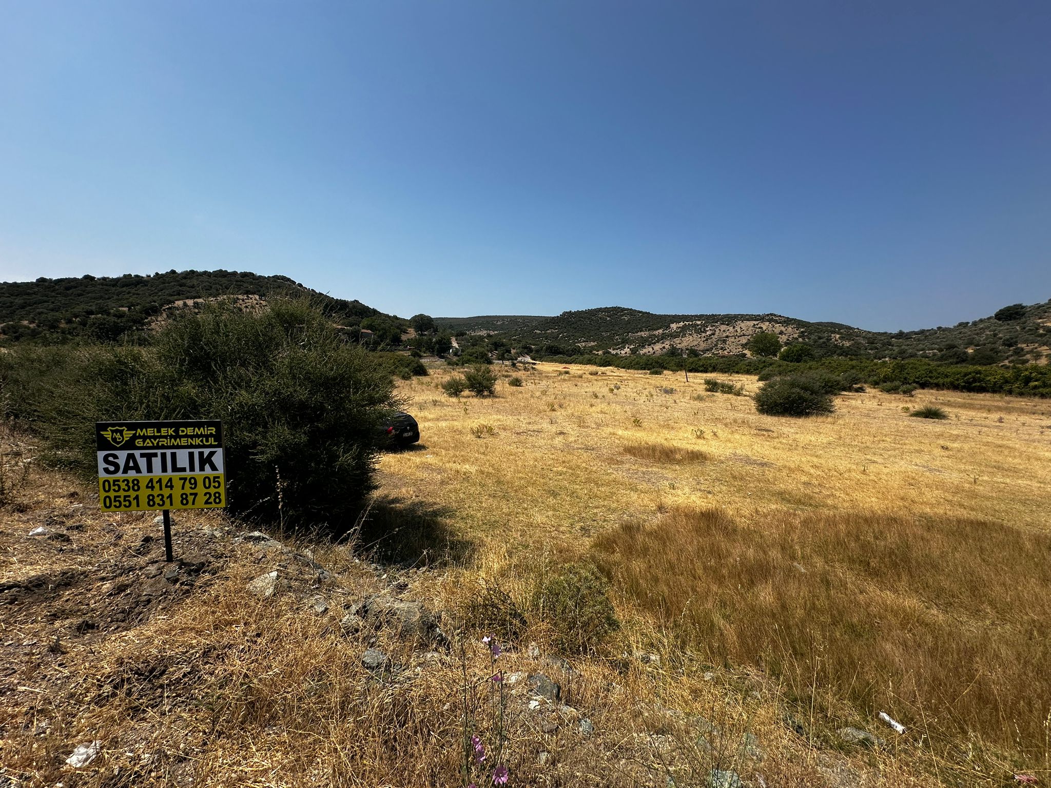 Ezine'de Yola Cepheli 8702m² Yatırımlık Arsa